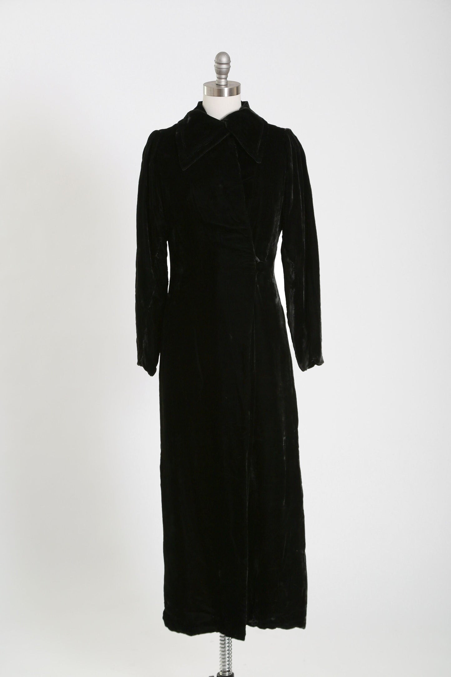 Vintage 40s black velvet pointed collar coat