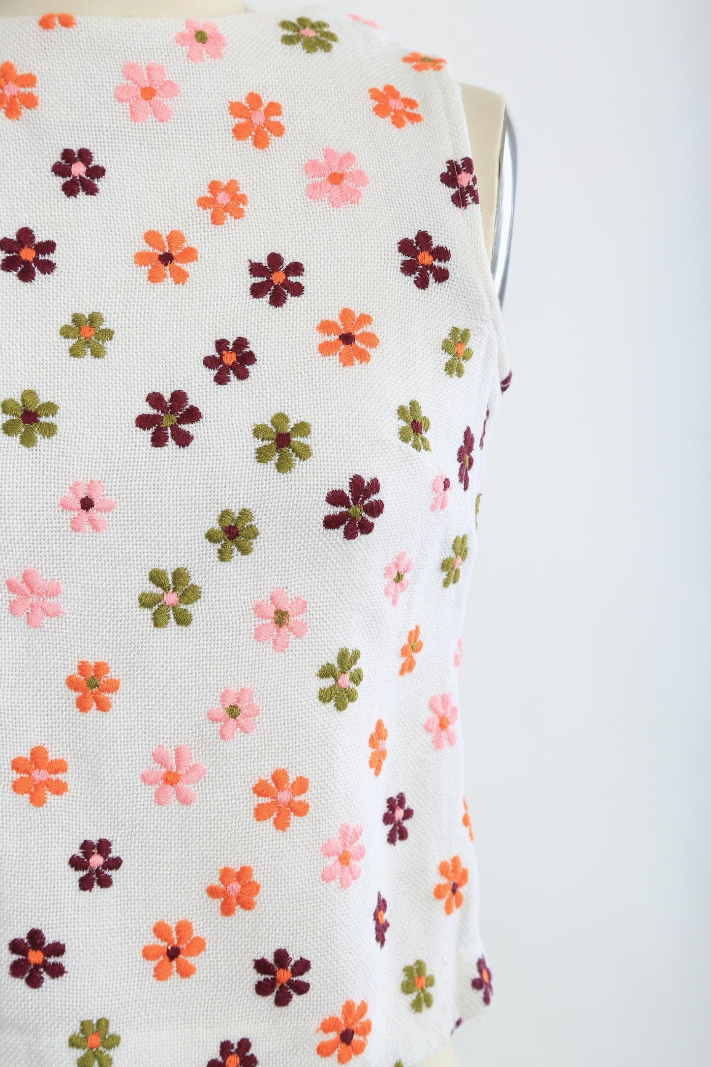 Vintage 1960s embroidered floral Daisy woven tank top