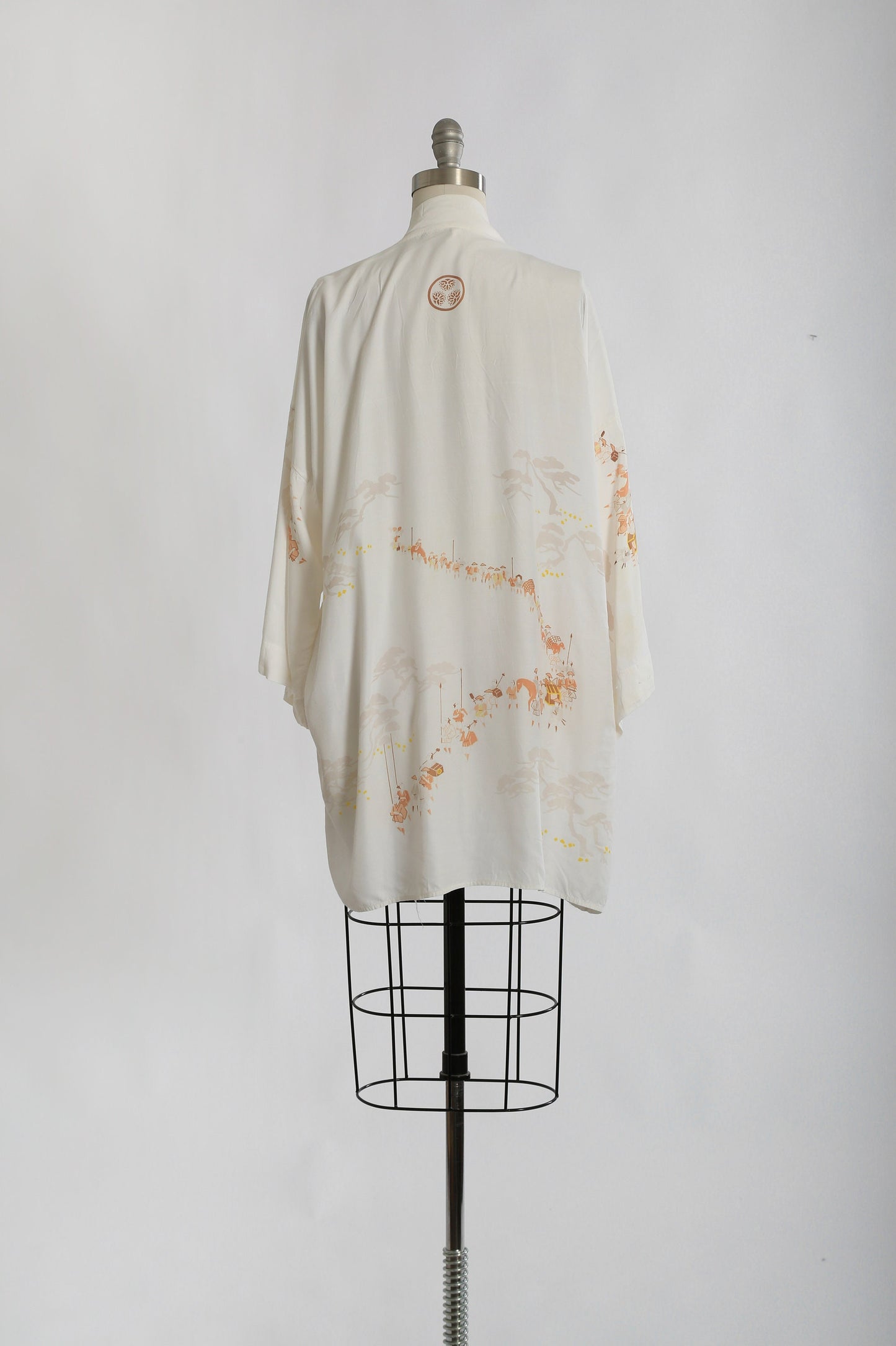 Vintage Chinese white Daimyo Ranks print rayon kimono robe