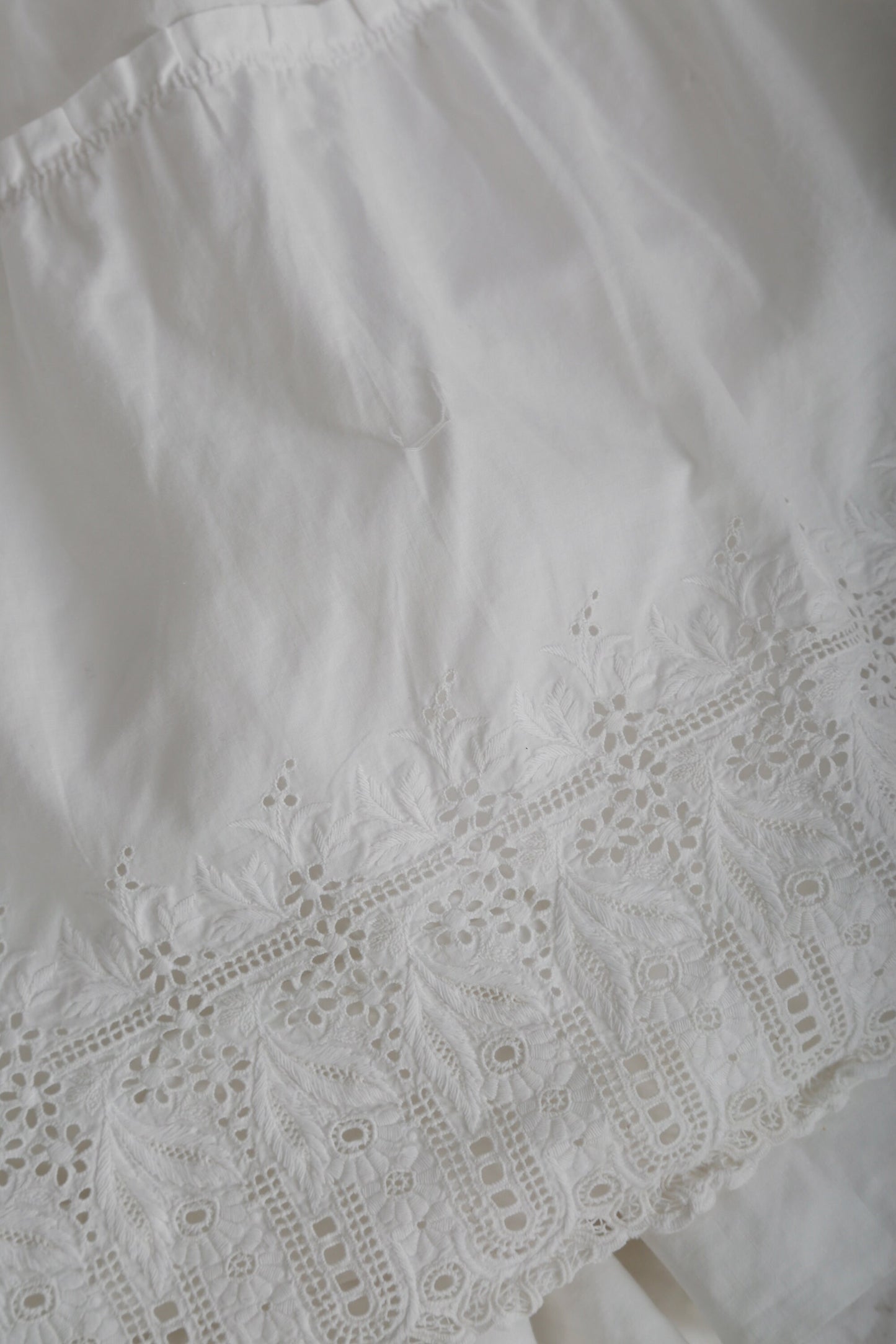 Antique vintage 1900s Edwardian white cotton embroidered crochet lace floral skirt
