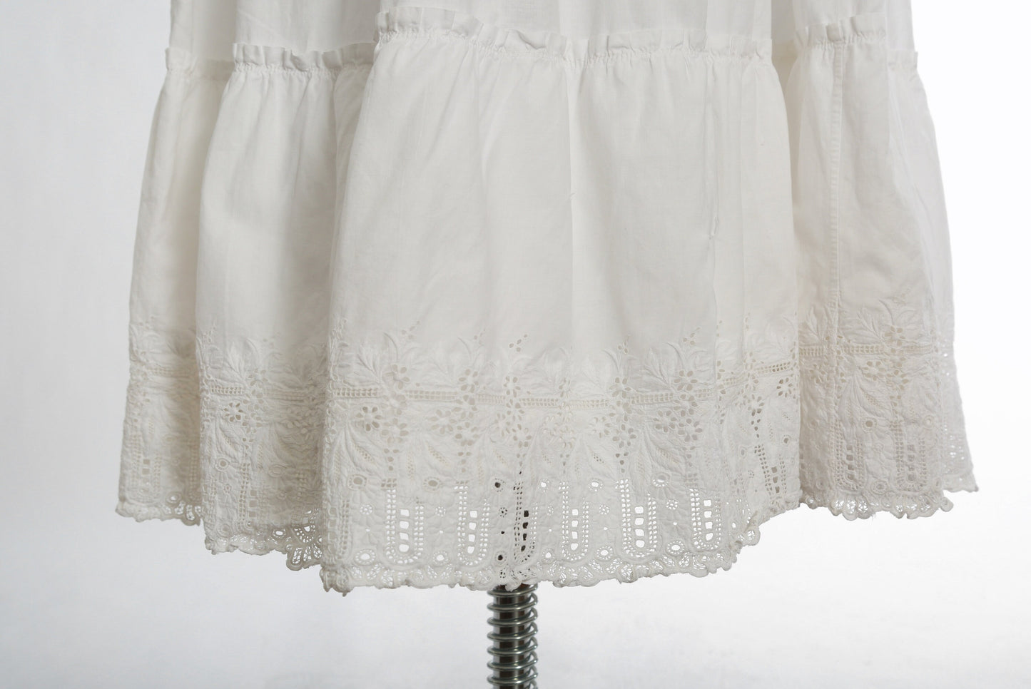 Antique vintage 1900s Edwardian white cotton embroidered crochet lace floral skirt