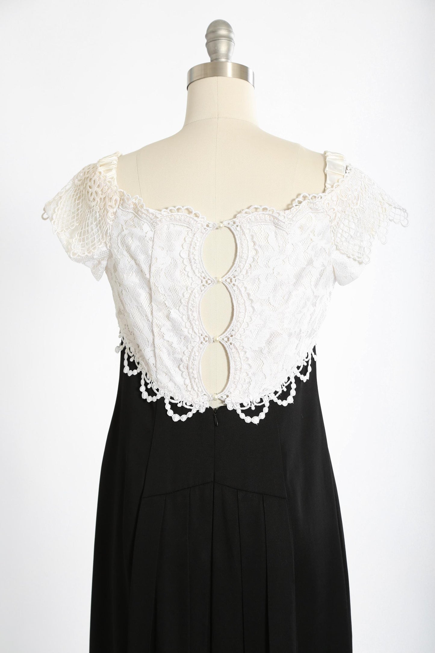 Jessica McClintock Bridal black + white floral embroidered lace Dress