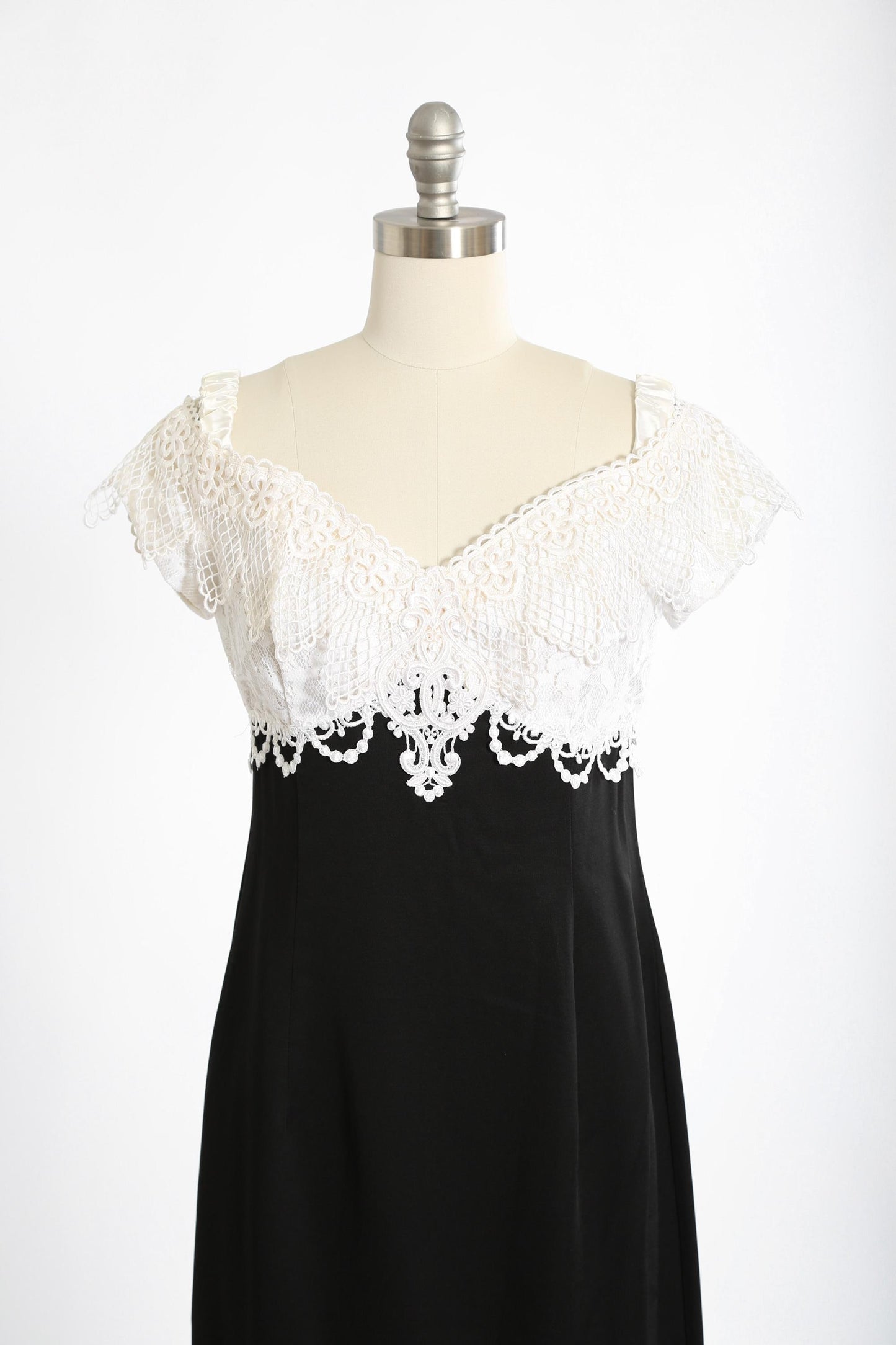 Jessica McClintock Bridal black + white floral embroidered lace Dress