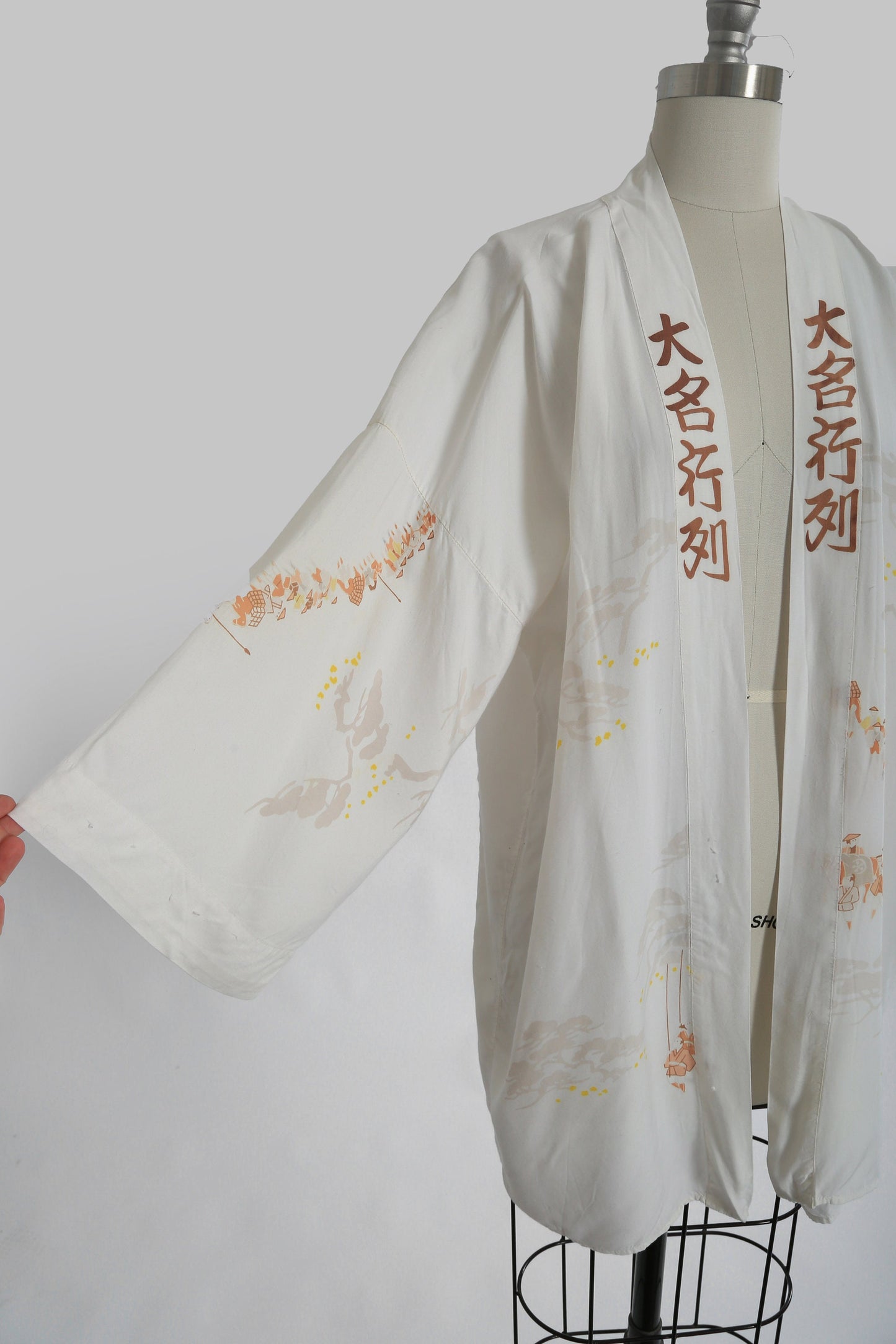 Vintage Chinese white Daimyo Ranks print rayon kimono robe