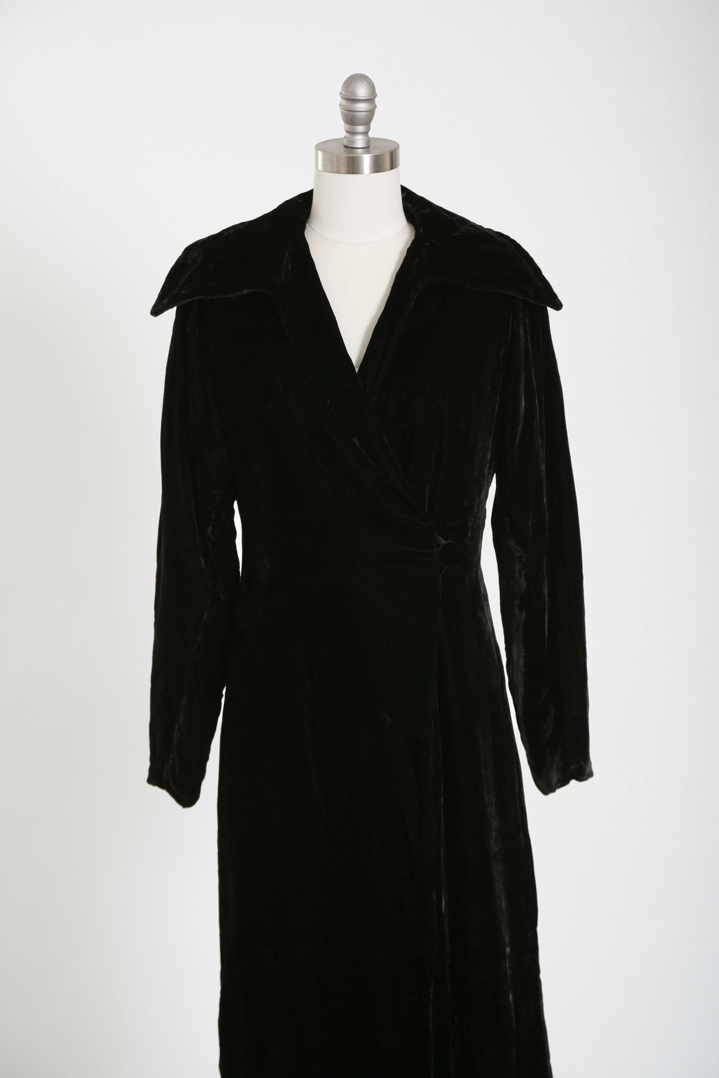 Vintage 40s black velvet pointed collar coat