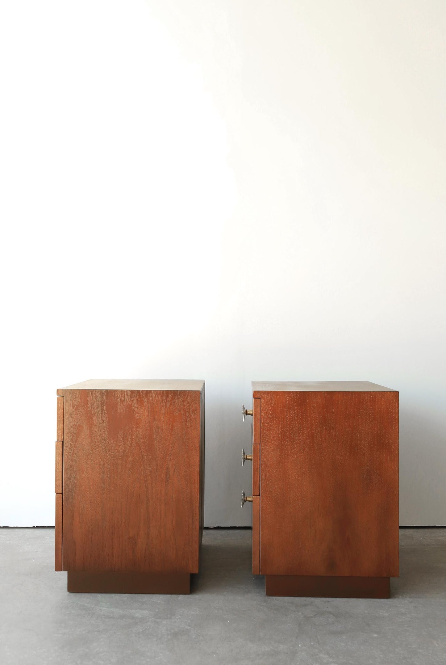 Rare 1940s (1942) Gilbert Rohde for Herman Miller #4246 Paldao wood nightstands pair