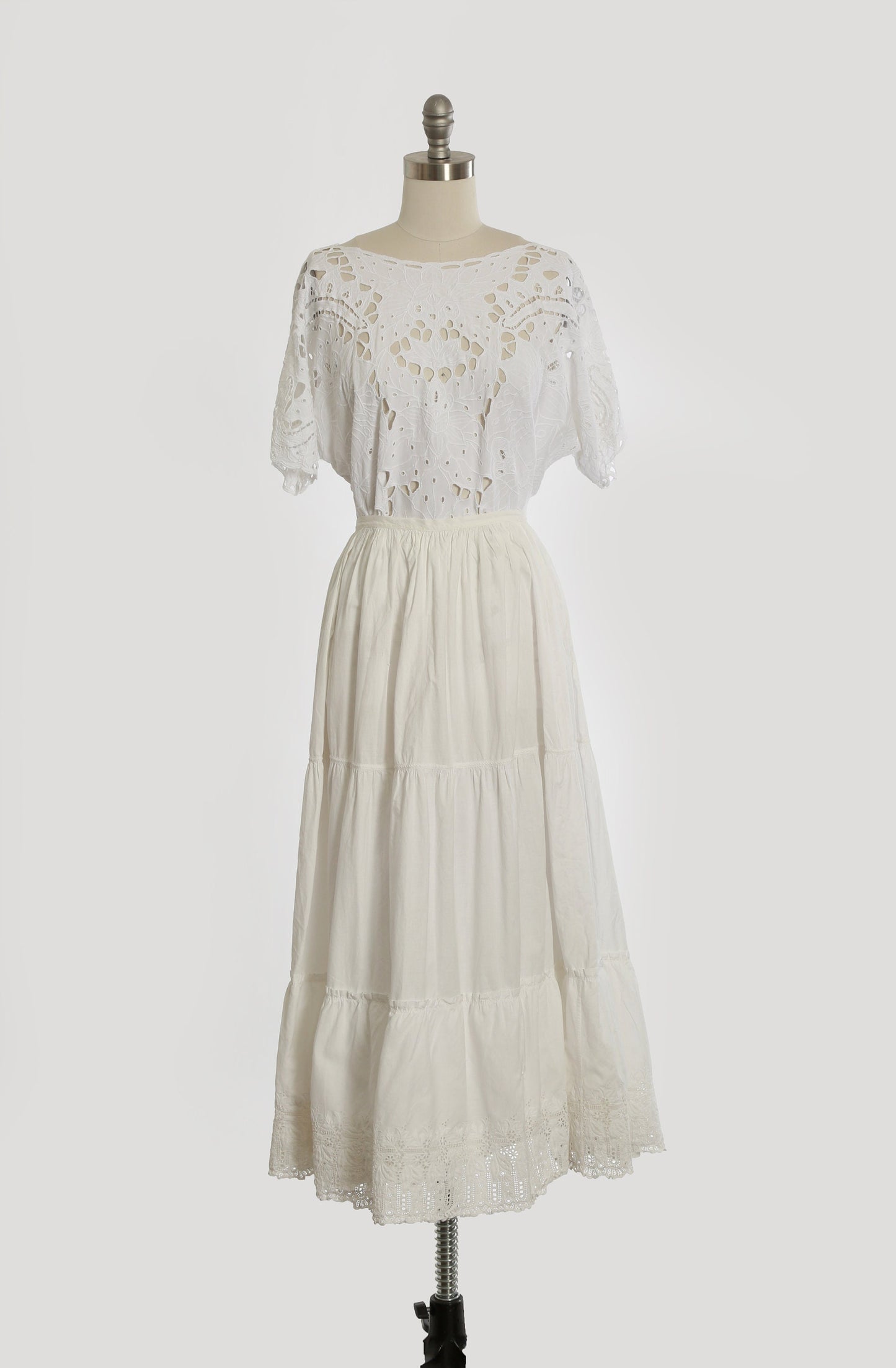 Antique vintage 1900s Edwardian white cotton embroidered crochet lace floral skirt