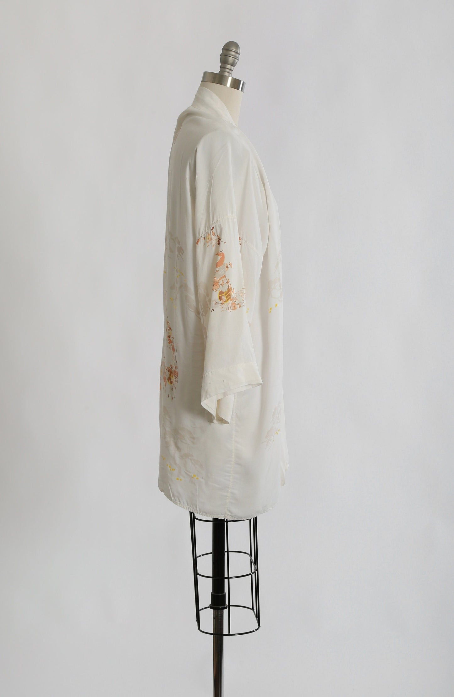 Vintage Chinese white Daimyo Ranks print rayon kimono robe