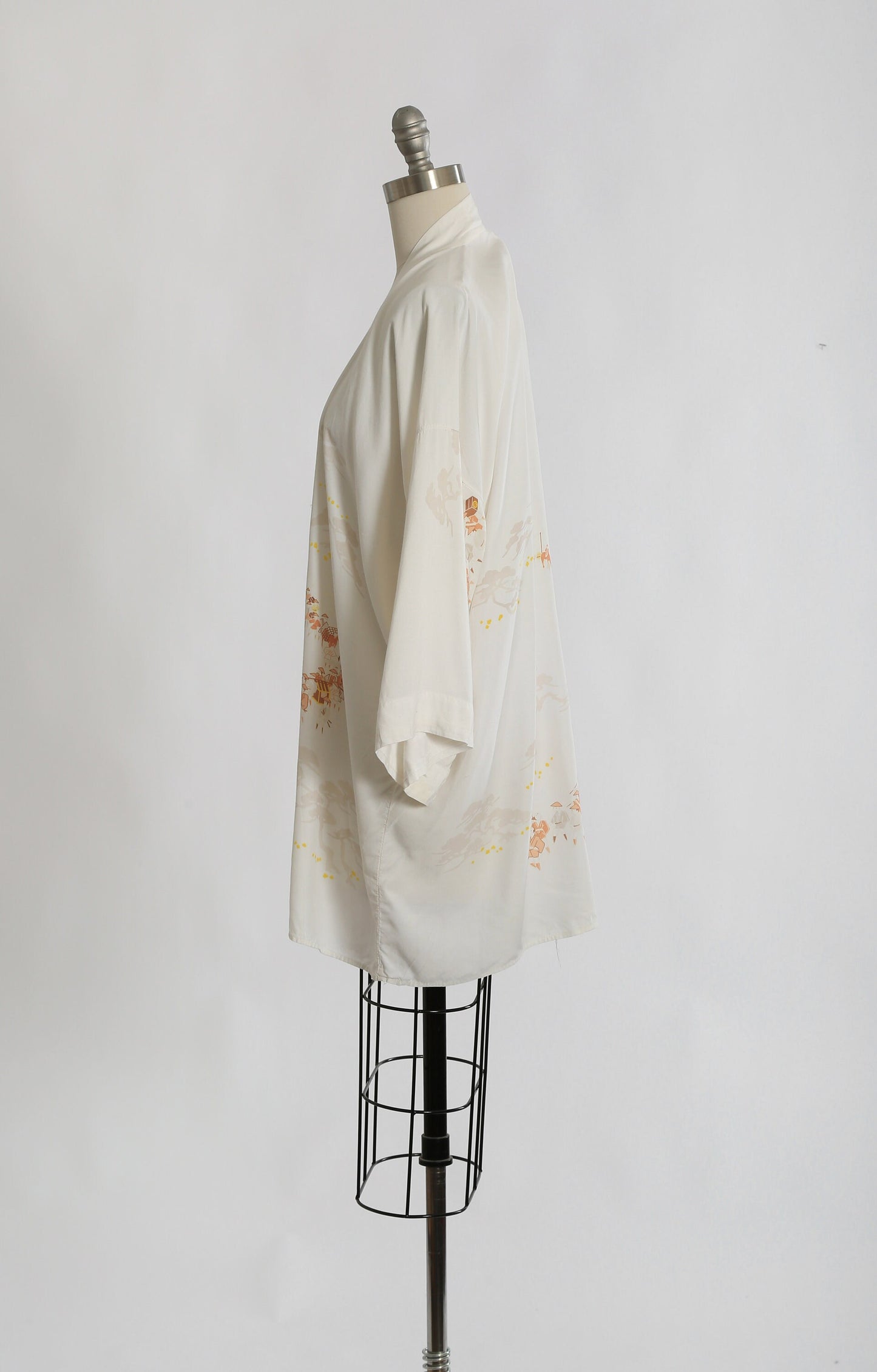 Vintage Chinese white Daimyo Ranks print rayon kimono robe