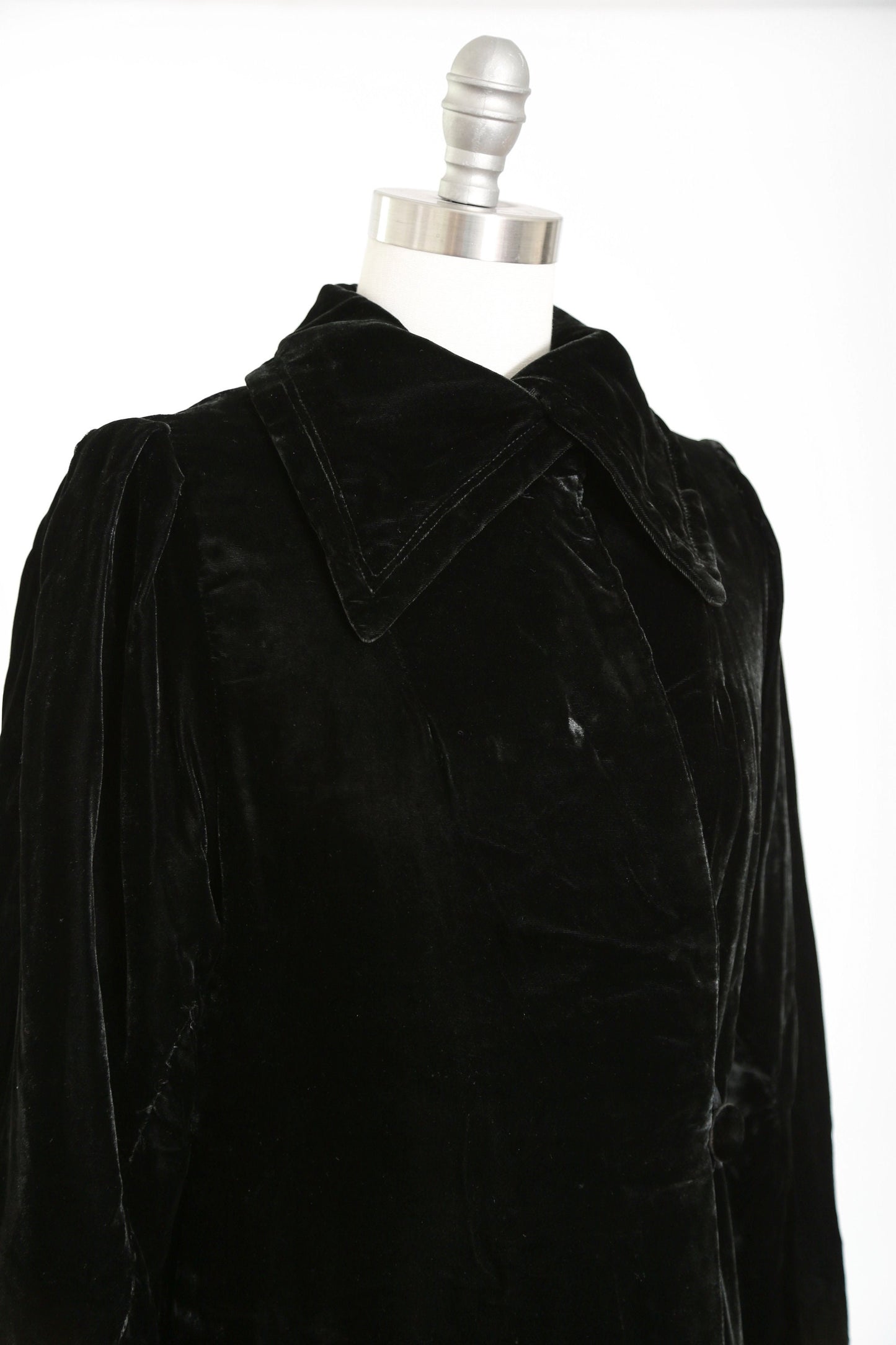Vintage 40s black velvet pointed collar coat
