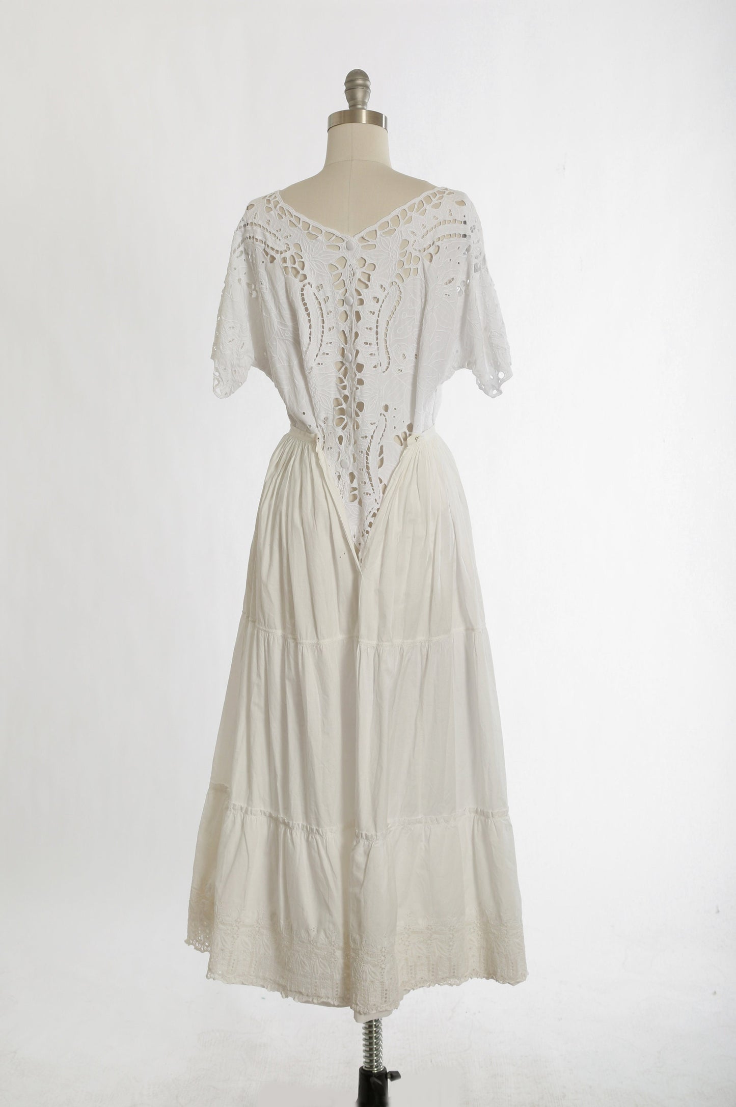 Antique vintage 1900s Edwardian white cotton embroidered crochet lace floral skirt