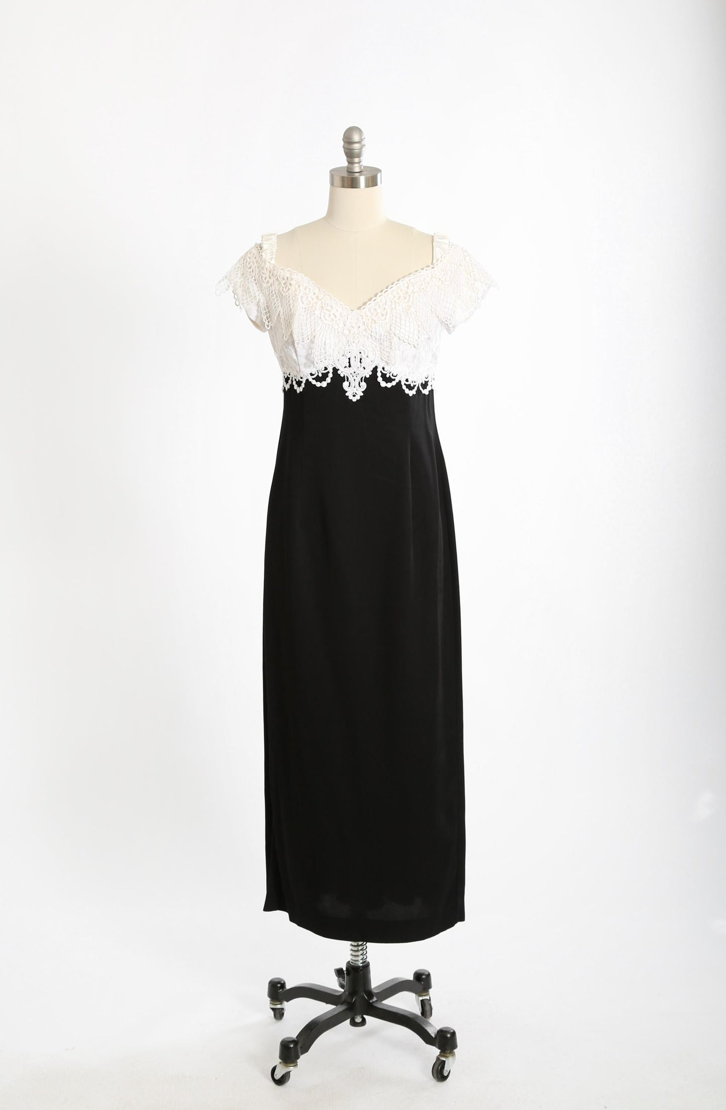 Jessica McClintock Bridal black + white floral embroidered lace Dress