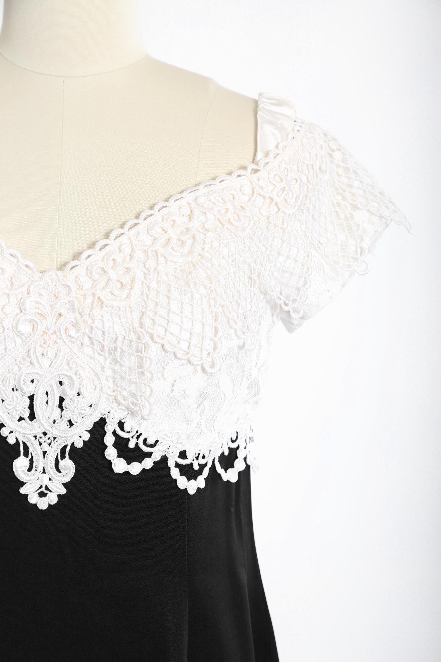 Jessica McClintock Bridal black + white floral embroidered lace Dress