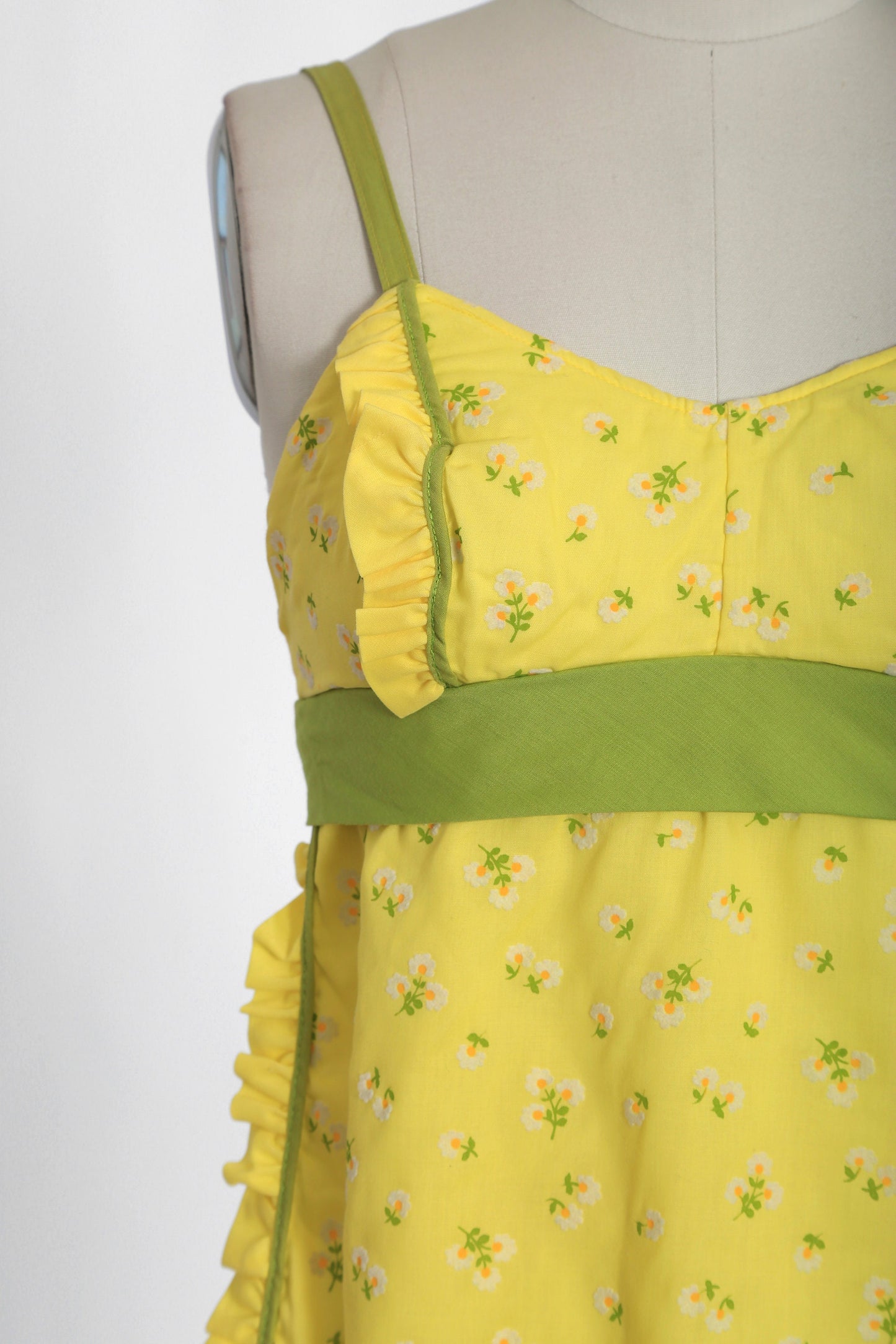 Vintage 60s 70s floral daisy ruffle open side tank top