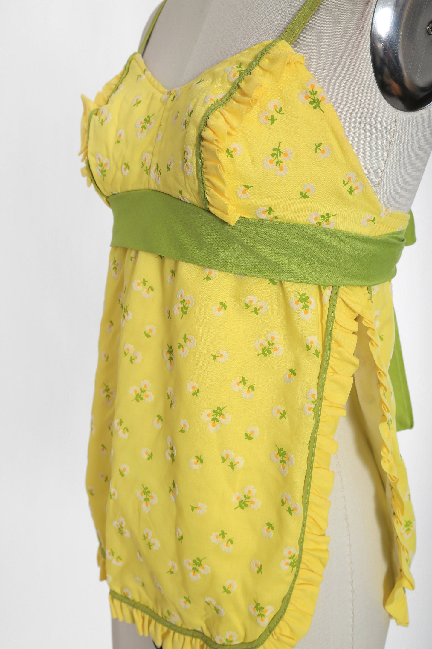 Vintage 60s 70s floral daisy ruffle open side tank top