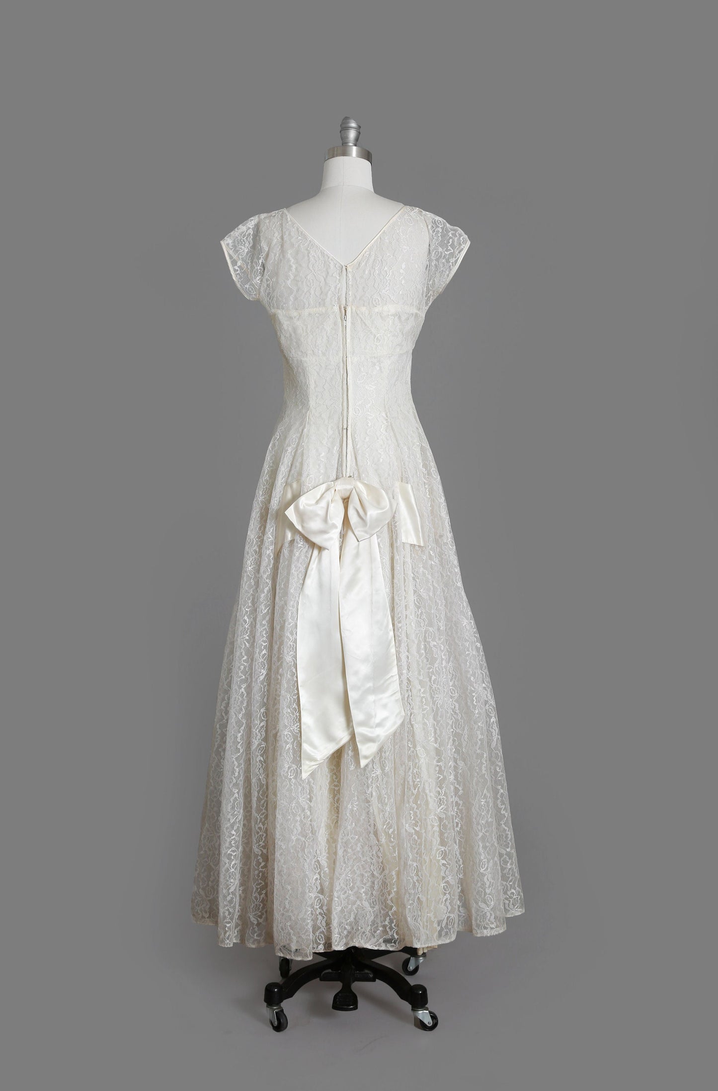 Emma Domb wedding dress | Vintage 50s floral lace bow wedding dress | 1950s wedding gown