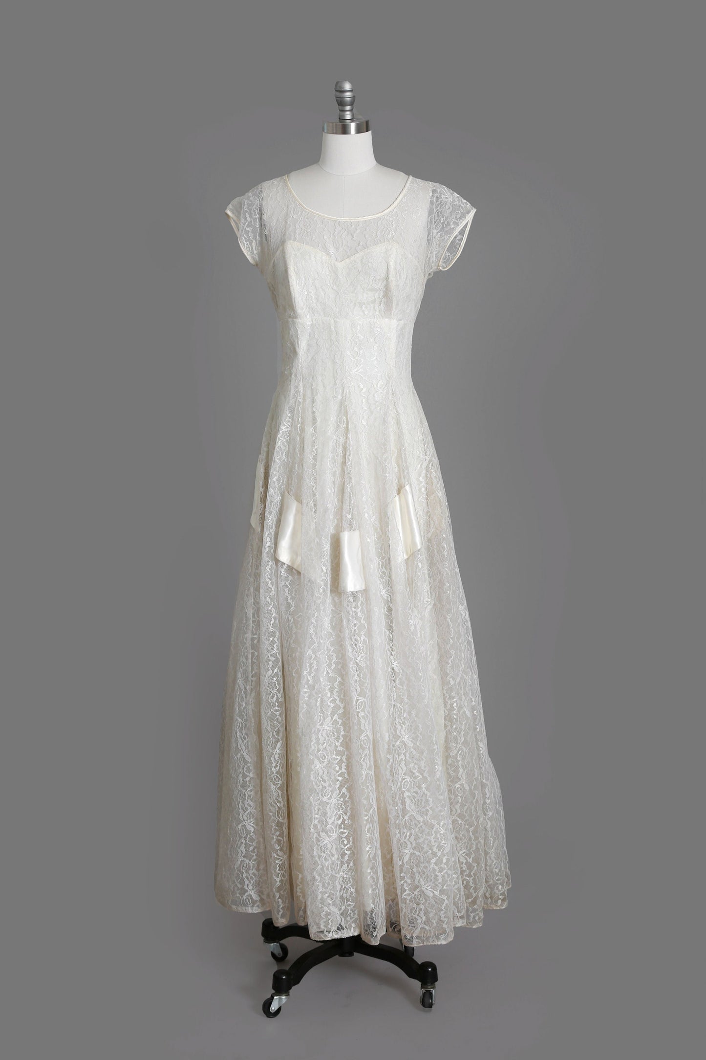 Emma Domb wedding dress | Vintage 50s floral lace bow wedding dress | 1950s wedding gown