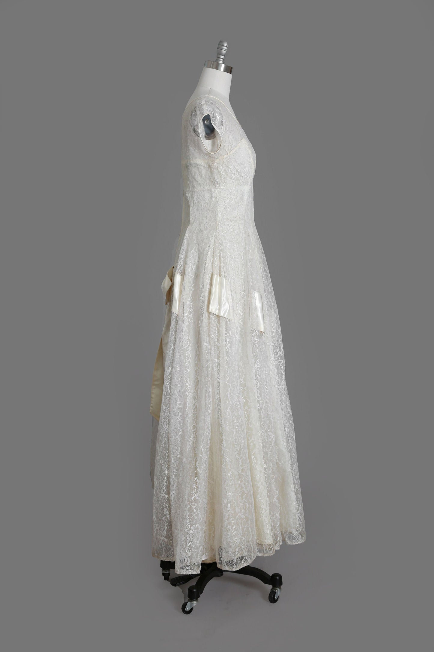 Emma Domb wedding dress | Vintage 50s floral lace bow wedding dress | 1950s wedding gown